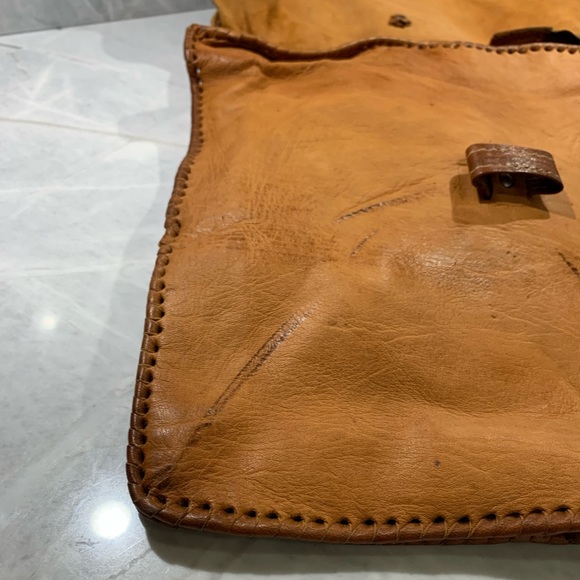 Artisanal leather purse in cognac with “horn” closure, back zipped pocket - Picture 8 of 15